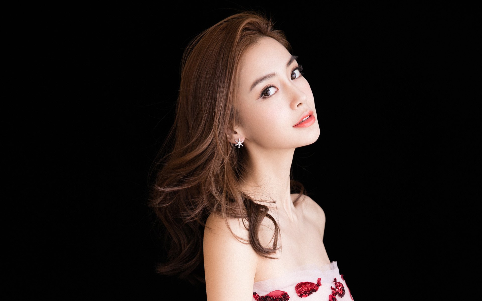 开云真人娱乐官网-中国篮球场边科技应用日益普及，比赛更精彩，中国篮球球场规格